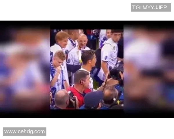 足球明星捧杯事件背后的真相揭秘及其对体育界的影响分析 足球明星捧杯事件背后的真相揭秘及其对体育界的影响分析