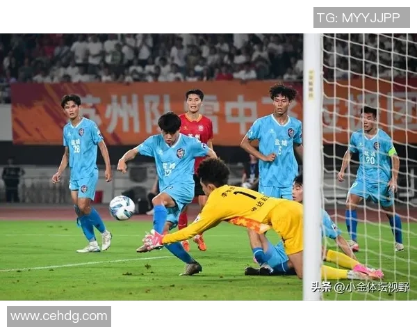 足球明星背手出场引发热议球迷纷纷猜测背后故事与心情